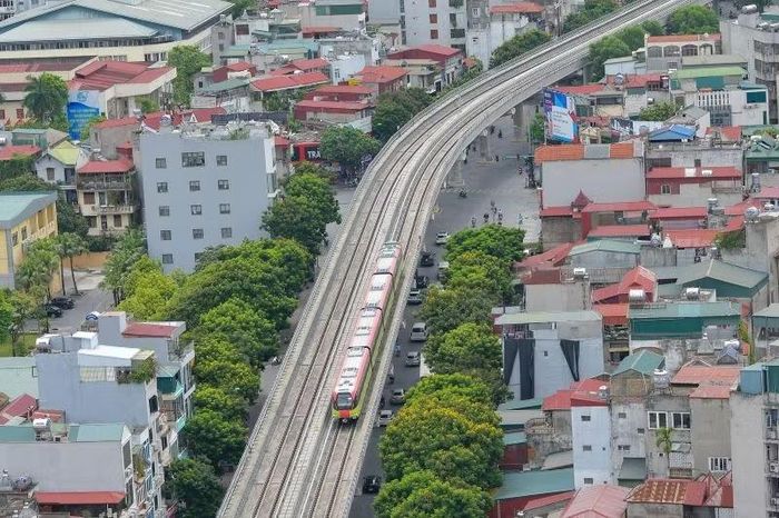 Tàu điện hoạt động trên tuyến đường sắt đô thị số 3, Nhổn-ga Hà Nội, đoạn trên cao từ Nhổn đến Cầu Giấy. (Ảnh: THỦY NGUYÊN)