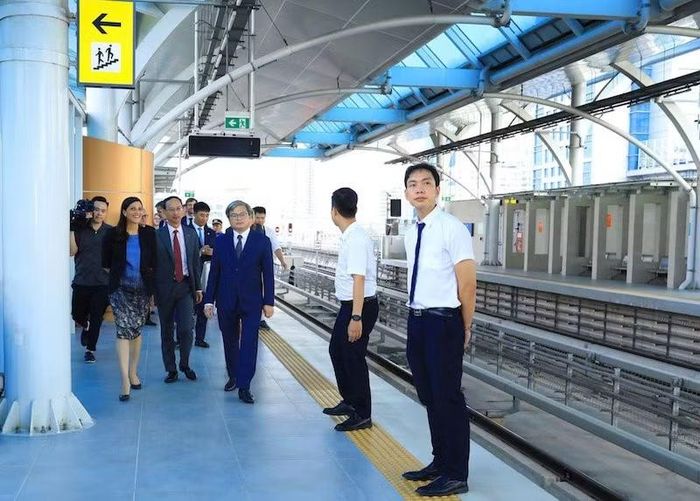 Các đại biểu tham quan tuyến đường sắt đô thị số 3, đoạn Nhổn-ga Hà Nội. (Ảnh: HỒNG THÁI)