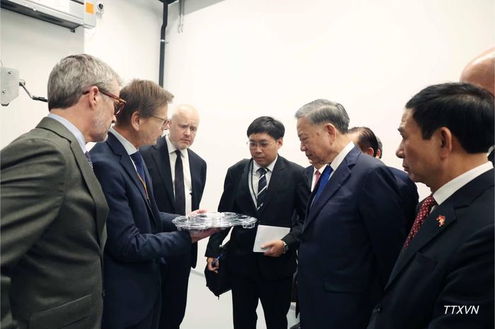 Tổng Bí thư, Chủ tịch nước Tô Lâm cùng Nhà vua Đan Mạch Frederik X thăm Viện nghiên cứu Niels Bohr, thuộc Đại học Copenhagen. (Ảnh: TTXVN)