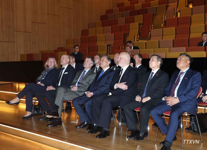 Tổng Bí thư, Chủ tịch nước Tô Lâm cùng Nhà vua Đan Mạch﻿ Frederik X thăm Viện nghiên cứu Niels Bohr, thuộc Đại học Copenhagen. (Ảnh: TTXVN) 