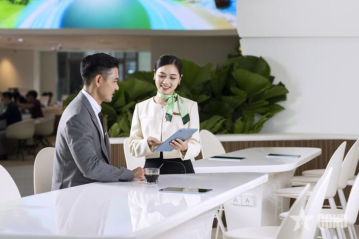 Khách hàng giao dịch tại Ngân hàng Thương mại Cổ phần Việt Nam Thịnh Vượng (VPBank). Ảnh: SAO MAI