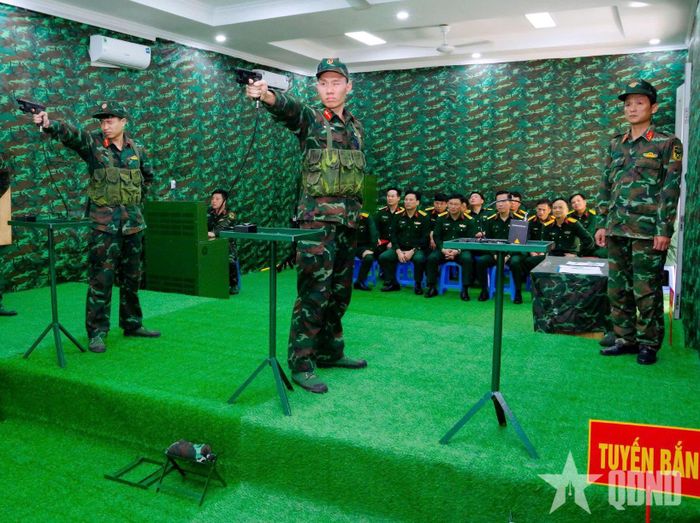  Học viên Trường Quân sự Bộ tư lệnh Thủ đô Hà Nội huấn luyện bắn súng ngắn K54 tại trường bắn ảo.