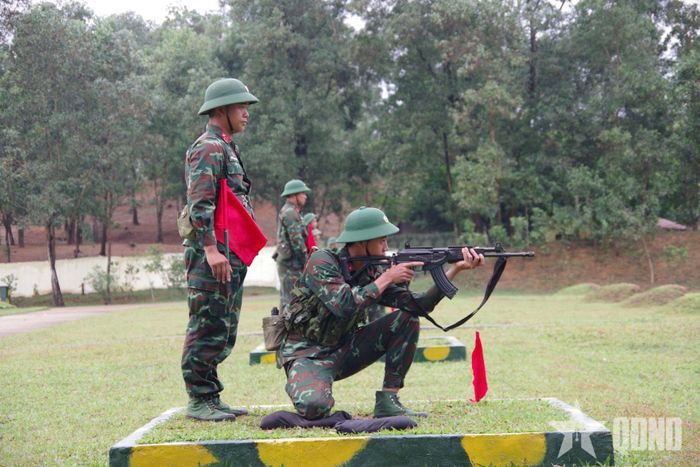  Chiến sĩ nhập ngũ năm 2026 tại Trung đoàn 692, Sư đoàn 301 thực hành bắn đạn thật súng tiểu liên STV-380.