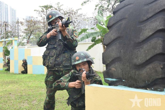  Trinh sát viên Tiểu đoàn Trinh sát luyện tập chiếm lĩnh vị trí, sẵn sàng tiêu diệt mục tiêu.
