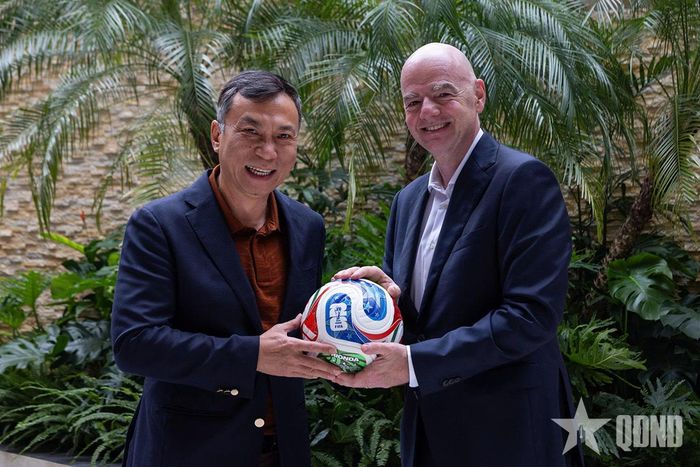 Chủ tịch VFF Trần Quốc Tuấn và Chủ tịch FIFA Gianni Infantino tại Việt Nam hồi tháng 8-2026.  