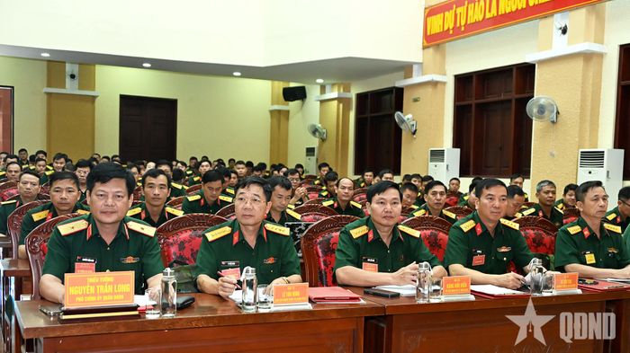 Thiếu tướng Nguyễn Trần Long, Phó chính ủy Quân đoàn 34 và lãnh đạo các cơ quan, đơn vị dự khai mạc. 