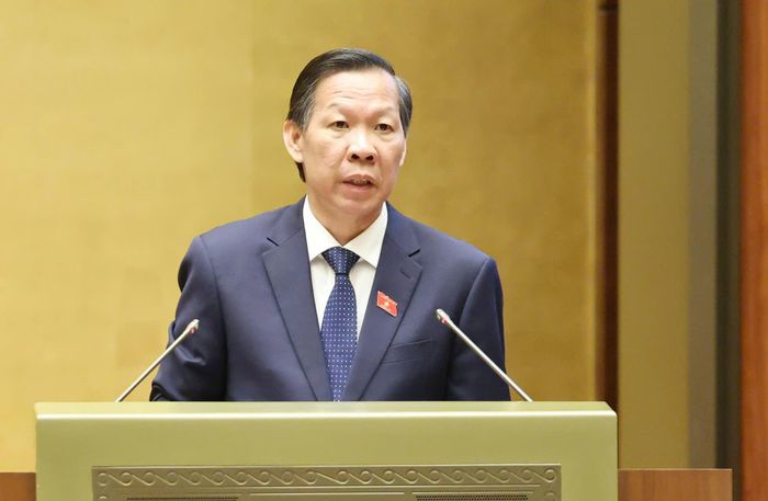   Chủ nhiệm Ủy ban Kinh tế và Tài chính của Quốc hội Phan Văn Mãi trình bày báo cáo thẩm tra dự án Luật Đấu giá tài sản (sửa đổi). 