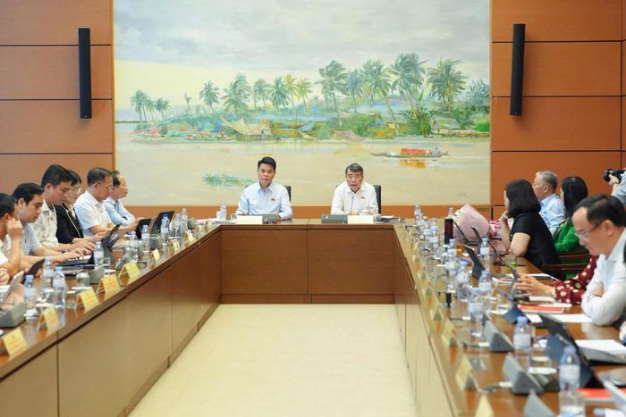 Quang cảnh phiên thảo luận tại tổ. Ảnh: TRỌNG HẢI