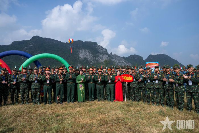  Thủ trưởng, các đại biểu chụp ảnh cùng các vận động viên tham dự Hội thao. Ảnh: VIỆT TRUNG
