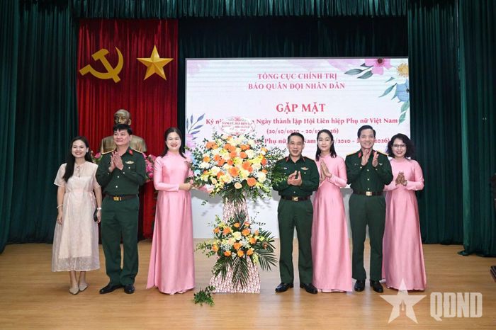 Đảng ủy, Ban Biên tập Báo Quân đội nhân dân tặng hoa chúc mừng Hội Phụ nữ Báo Quân đội nhân dân.