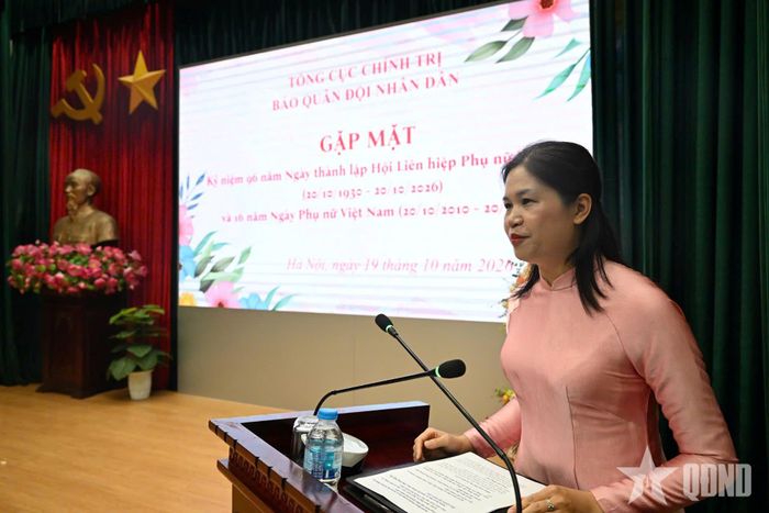 Trung tá Lê Thanh Tuyền, Chủ tịch Hội Phụ nữ Báo Quân đội nhân dân phát biểu tại buổi gặp mặt.