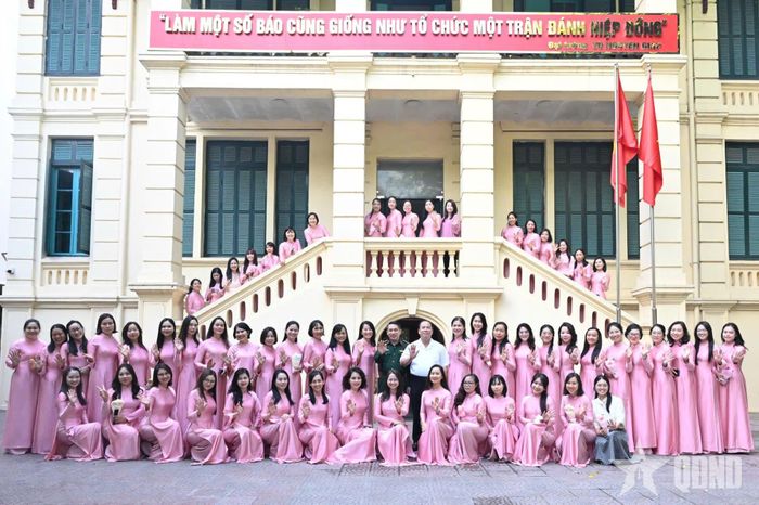 Thiếu tướng Đoàn Xuân Bộ, Đại tá Ngô Anh Thu cùng các đồng chí trong Đảng ủy, đại biểu lãnh đạo, chỉ huy các phòng, ban chụp ảnh lưu niệm với hội viên Hội Phụ nữ Báo Quân đội nhân dân.