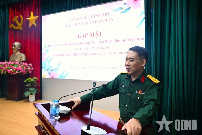 Đại tá Ngô Anh Thu, Phó bí thư Đảng ủy, Phó tổng biên tập Báo Quân đội nhân dân phát biểu tại buổi gặp mặt.
