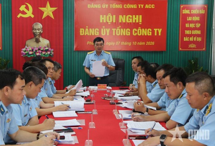 Hội nghị Đảng ủy Tổng công ty ACC được tổ chức ngay tại công trường để ra nghị quyết lãnh đạo thực hiện nhiệm vụ quý IV-2026, trong đó có nhiệm vụ đẩy nhanh tiến độ thi công các hạng mục trọng điểm, góp phần bảo đảm hạ tầng phục vụ Tuần lễ Cấp cao APEC 2027. 