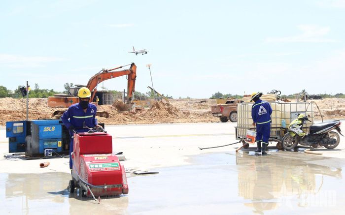  Công nhân Công ty ACC23 thuộc Tổng công ty ACC vận hành máy cắt khe bê tông.