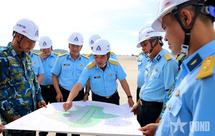 Lãnh đạo, chỉ huy Tổng công ty ACC kiểm tra tiến độ các công trình, hạng mục do đơn vị thực hiện tại Dự án đầu tư mở rộng Cảng hàng không quốc tế Phú Quốc. 