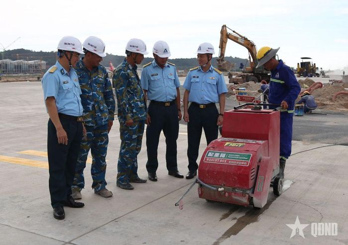  Đại tá Nguyễn Đức Toàn, Tổng giám đốc Tổng công ty ACC (ngoài cùng, bên trái) kiểm tra tình trạng kỹ thuật các thiết bị thi công trên công trường.  