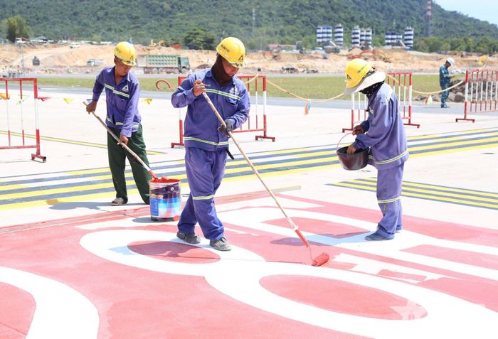 Công nhân Công ty ACC23 thuộc Tổng công ty ACC thực hiện sơn kẻ tín hiệu đường băng. 