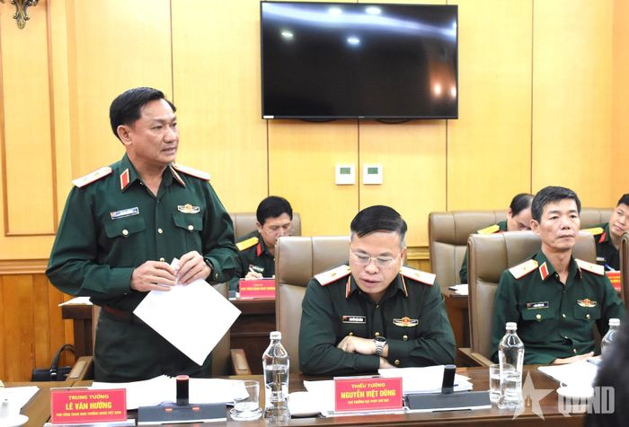 Trung tướng Lê Văn Hướng, Phó tổng Tham mưu trưởng phát biểu tại hội nghị.  