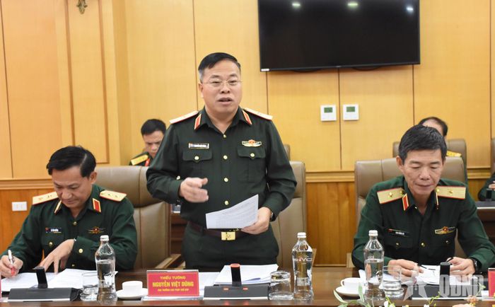  Thiếu tướng Nguyễn Việt Dũng, Cục trưởng Cục Pháp chế, Bộ Quốc phòng phát biểu tại hội nghị. 