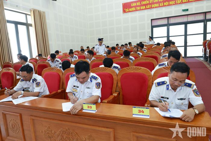  Các thí sinh thi nội dung lý thuyết.  