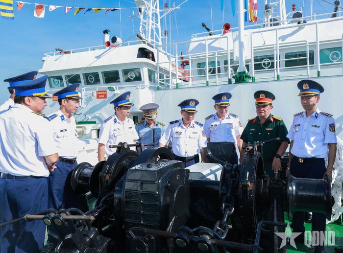 Các đại biểu tham quan vũ khí trang bị kỹ thuật của các tàu tham gia hội thi, hội thao. 