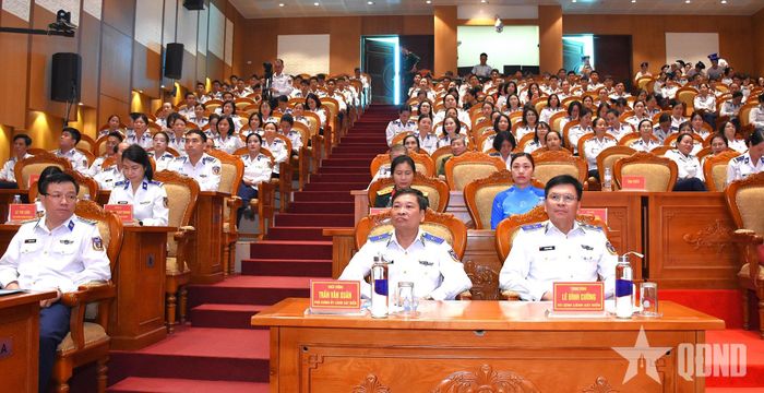 Các đại biểu dự chương trình.