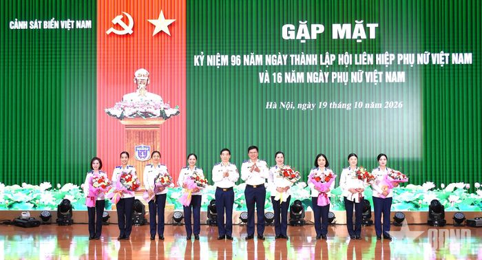 Thủ trưởng Bộ tư lệnh Cảnh sát biển Việt Nam trao hoa tặng đại diện các Hội Phụ nữ.