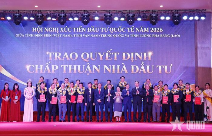 Trao quyết định chấp thuận nhà đầu tư tại hội nghị. 