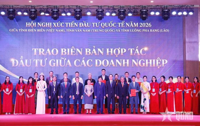  Trao biên bản ghi nhớ hợp tác đầu tư giữa các doanh nghiệp. 