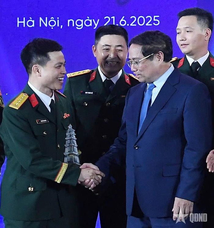 Thủ tướng Chính phủ Phạm Minh Chính chúc mừng Đại tá Nguyễn Văn Hải (bút danh Thiện Văn) đoạt Giải A Giải Báo chí Quốc gia lần thứ XIX năm 2024, ngày 21-6-2025.  