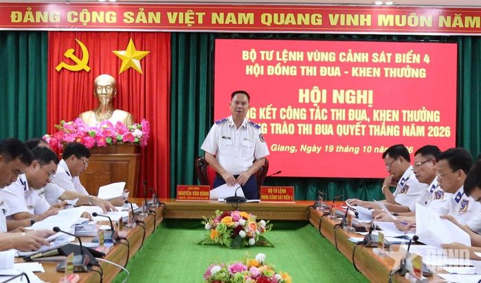  Thiếu tướng Nguyễn Văn Dũng, Bí thư Đảng ủy, Chính ủy, Chủ tịch Hội đồng Thi đua - Khen thưởng Bộ tư lệnh Vùng Cảnh sát biển 4 phát biểu kết luận hội nghị. 
