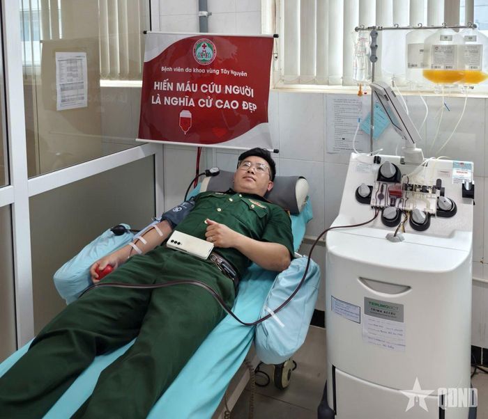  Đại úy QNCN Thiều Thanh Tâm trong một lần tham gia hiến máu.