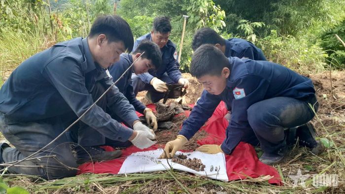 Đội K93 tìm kiếm, quy tập được 2 hài cốt liệt sĩ tại xã Ô Lâm, tỉnh An Giang.