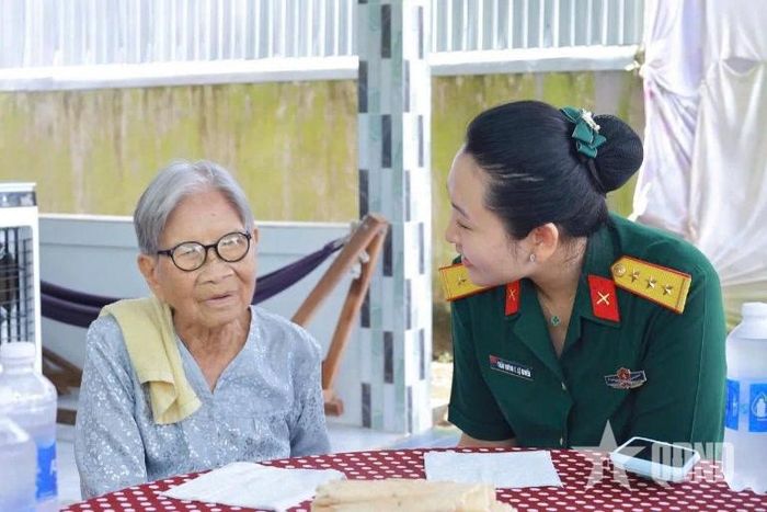 Hội Phụ nữ cơ quan Bộ CHQS tỉnh An Giang thăm Bà mẹ Việt Nam anh hùng Trần Thị Thi ở xã Hòa Hưng.