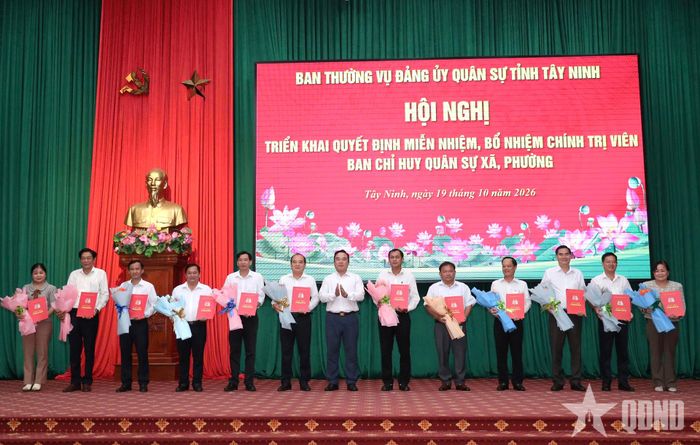 Trao quyết định miễn nhiệm chức vụ chính trị viên ban CHQS đối với các đồng chí là bí thư đảng ủy xã, phường.