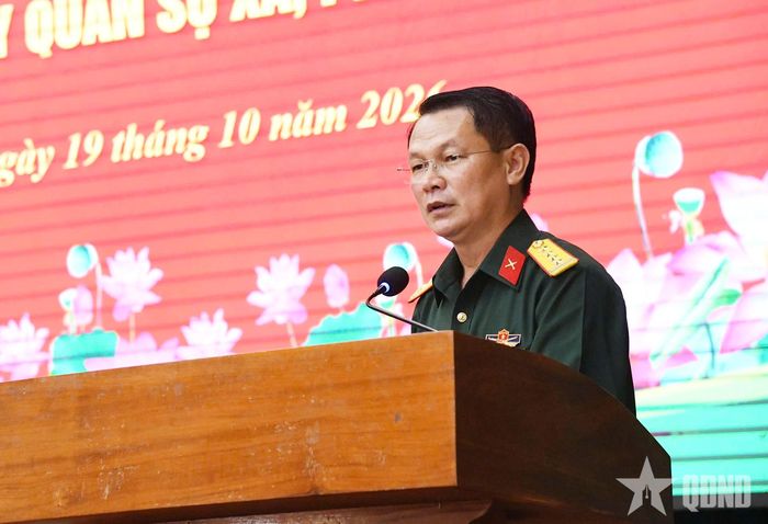 Đại tá Nguyễn Minh Tấn phát biểu tại hội nghị. 