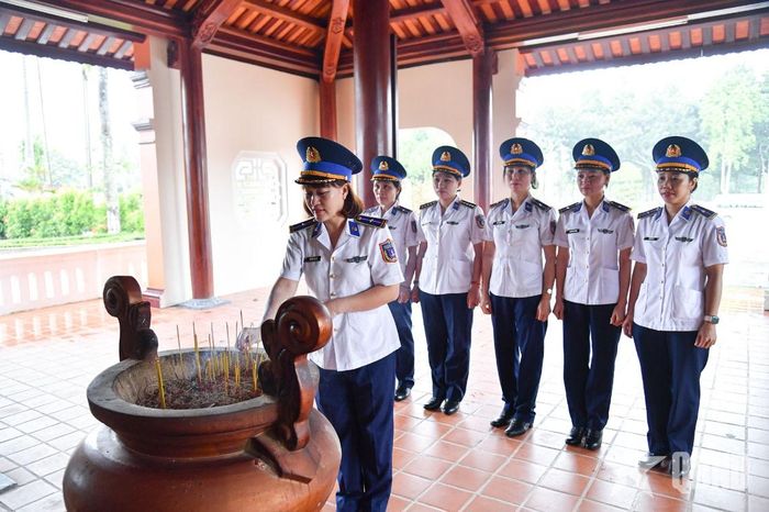 Hội Phụ nữ Bộ tư lệnh Vùng Cảnh sát biển 4 thắp hương tưởng nhớ các anh hùng liệt sĩ tại Nhà tù Phú Quốc. 