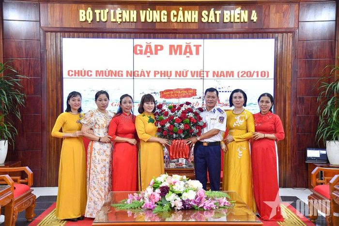  Đại tá Nguyễn Thái Dương, Phó chính ủy Bộ tư lệnh Vùng Cảnh sát biển 4 tặng hoa chúc mừng Hội phụ nữ Vùng.  