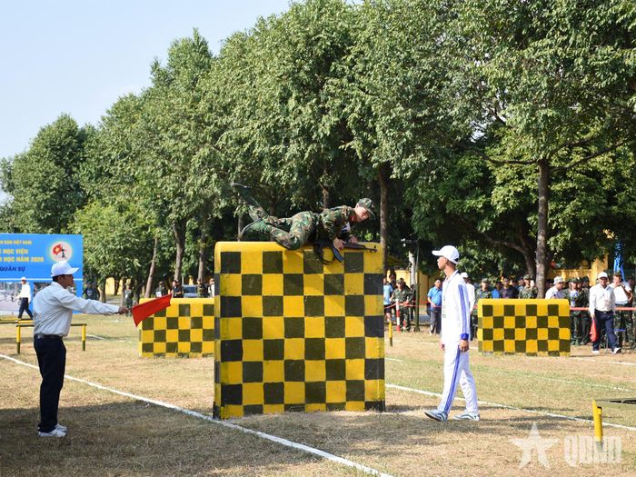 Vượt qua tường cao 1,8m.  