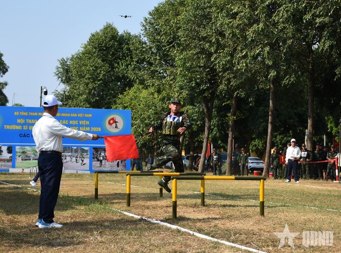 Chiến sĩ băng qua rào vướng chân.  