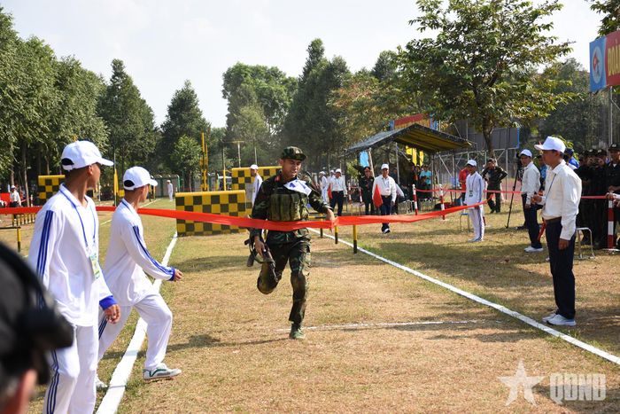  Băng về đích. 