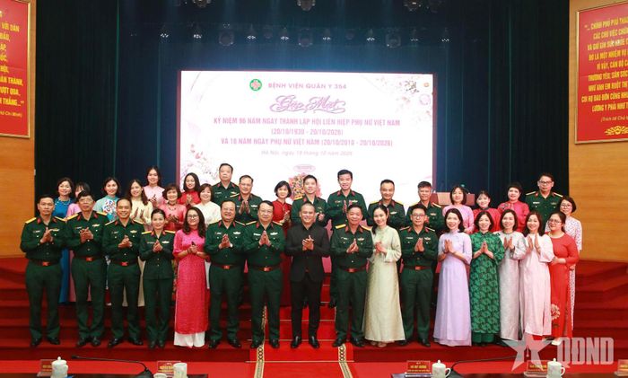  Các đại biểu chụp ảnh cùng cán bộ, hội viên phụ nữ Bệnh viện Quân y 354.
