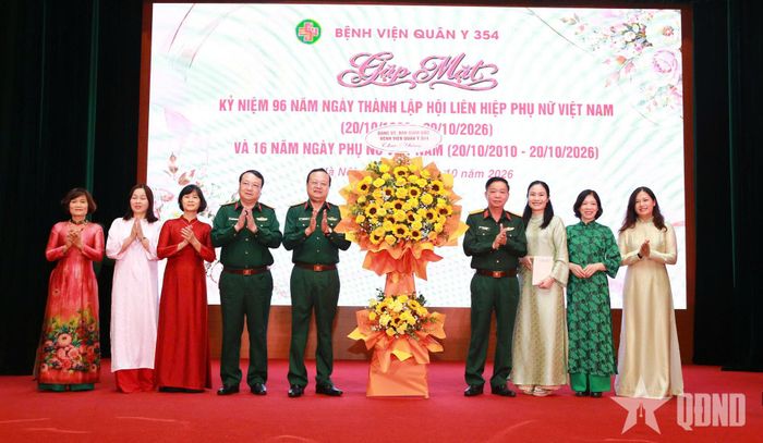 Thủ trưởng Cục Chính trị, Tổng cục Hậu cần - Kỹ thuật cùng lãnh đạo Bệnh viện Quân y 354 tặng hoa chúc mừng phụ nữ Bệnh viện. 