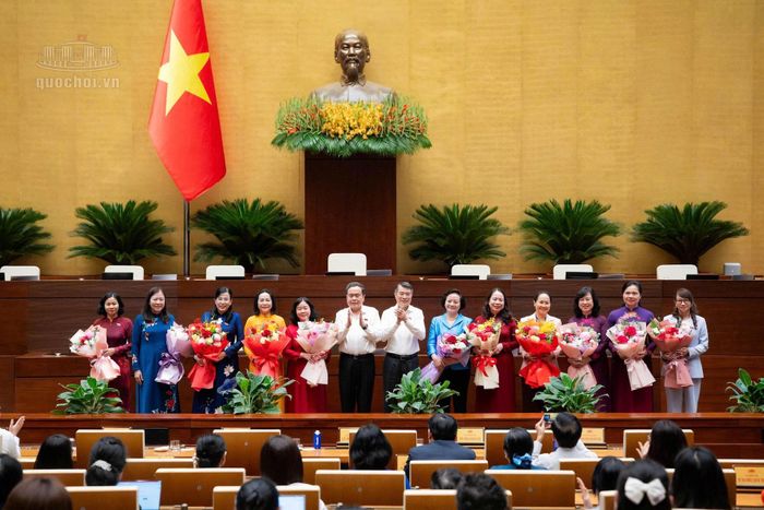 Thủ tướng Chính phủ Lê Minh Hưng và Chủ tịch Quốc hội Trần Thanh Mẫn chúc mừng nữ đại biểu Quốc hội. Ảnh: quochoi.vn 