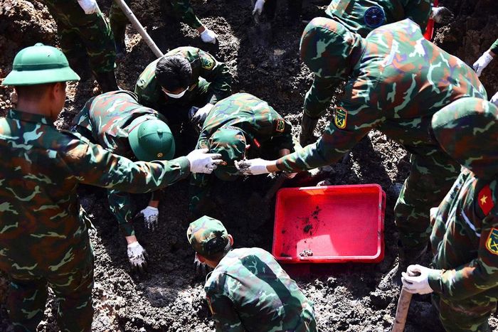Lực lượng chức năng tìm kiếm, quy tập hài cốt liệt sĩ tại Công viên Lê Thị Riêng.