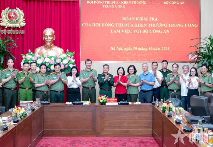  Các đại biểu dự buổi làm việc.