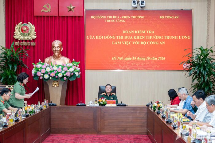 Quang cảnh buổi làm việc.