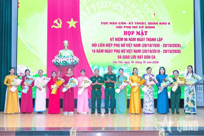  Thủ trưởng Cục Hậu cần - Kỹ thuật (Quân khu 9) tặng hoa hội viên phụ nữ các phòng, ban, đơn vị trực thuộc Cục. 