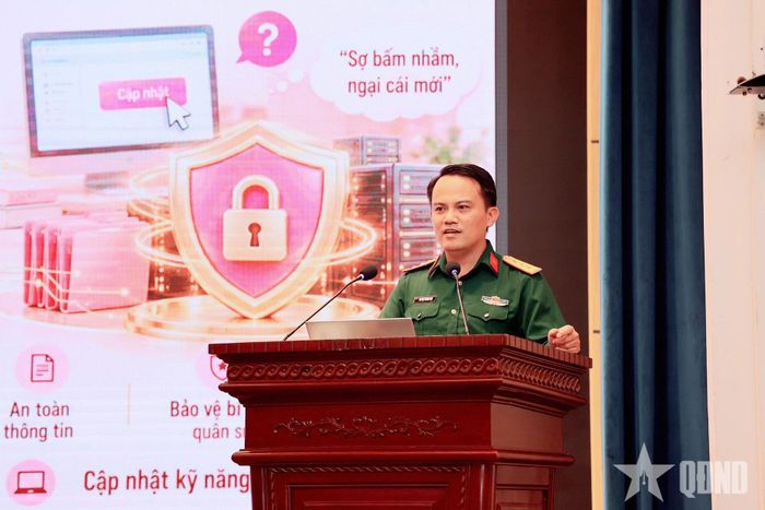 Báo cáo viên đến từ Bộ tư lệnh 86 trình bày chuyên đề về vai trò của phụ nữ trong tiến trình chuyển đổi số.
